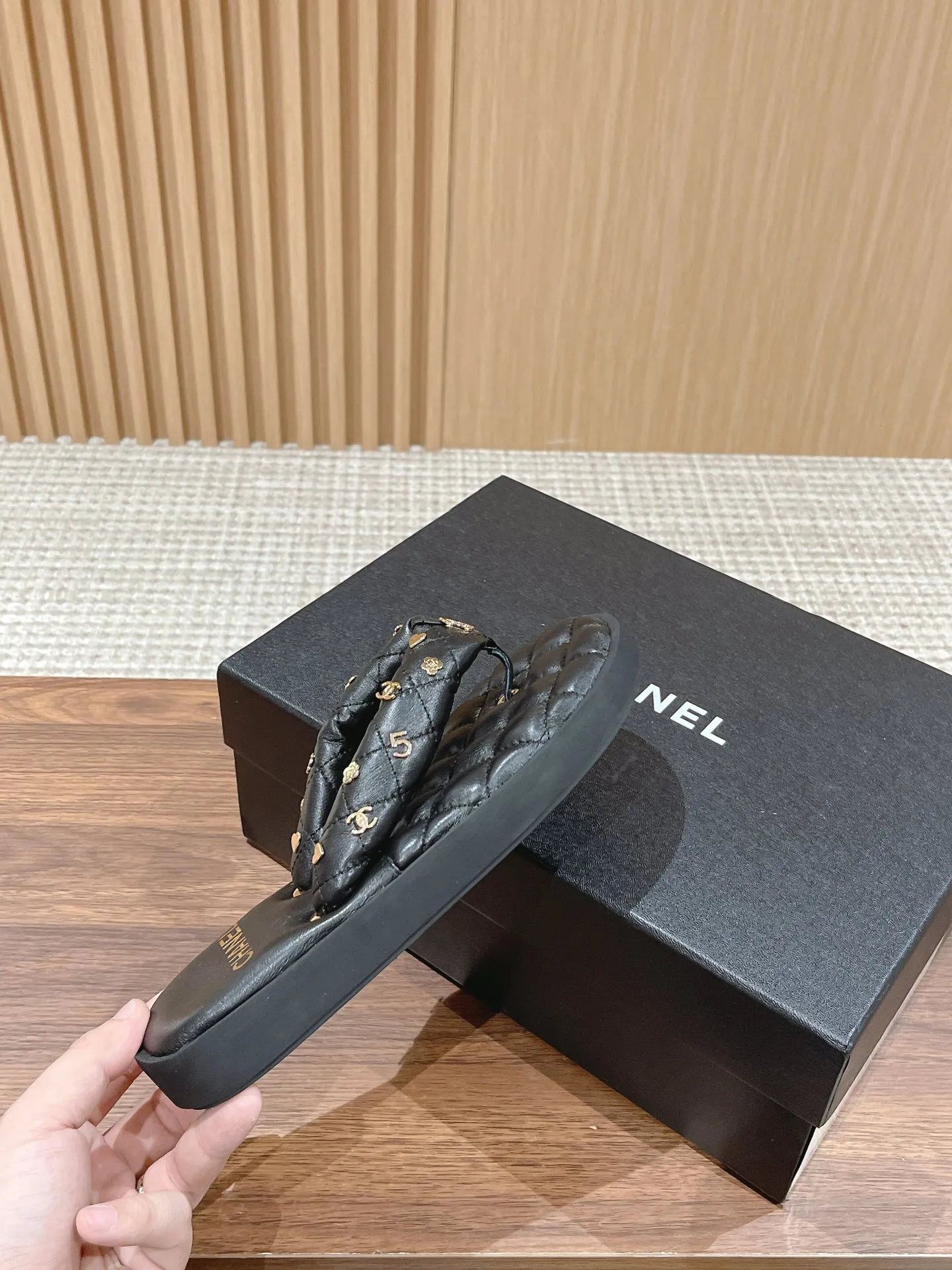 👟👟Ex-factory price 400👟👟 Women's Shoes Factory CHANEL Chanel's new 2023 early spring flip-flops, a spring must-have, goddess series, with the elegant and ladylike temperament of the Chan family, super durable and irresistible.  Made of original imported top-grade sheepskin material, original molded hardware buckle #electric embroidery. The midsole is wrapped with imported sheepskin, which is soft and comfortable. Original molded lightweight and wear-resistant velvet outsole Size: 35-40M